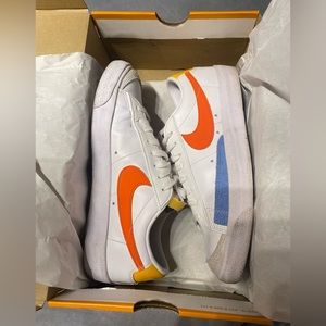 NIKE Blazer Low ‘77 in White/Orange